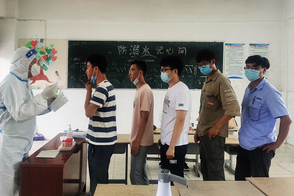 核酸檢測現(xiàn)場1.jpg
